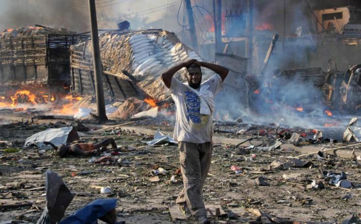 Suman más de 300 los muertos por camión bomba en Somalia imagen