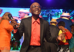 Diputados reconocen al legendario músico Cuco Valoy