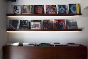 El Vinyl Bar: Una nueva plataforma para el talento local