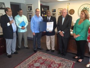 MIAMI: Alcalde reconoce cantante dominicano Nelson Muñoz