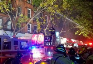 Incendio en Brooklyn deja 14 personas heridas Incendio en Brooklyn deja 14 personas heridas