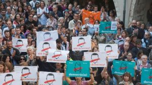 ESPAÑA: Millares protestan en Barcelona por prisión de dos líderes