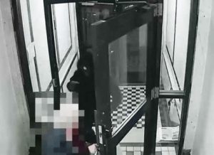 Policía persigue asaltante golpeó y robó anciana 81 años