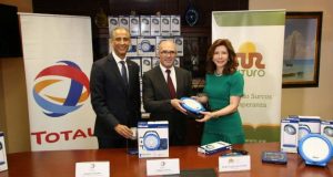 Total Dominicana hace donación de lámparas solares a Sur Futuro