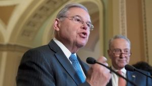 Senadores presentan ley contra veto migratorio Trump