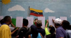 Venezolanos votaron en unas regionales marcadas por retrasos