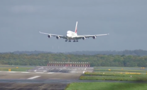 ALEMANIA: Avión mas grande del mundo pasa susto al aterrizar