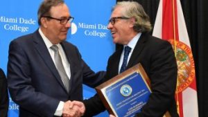 MIAMI: Almagro recibe premio Francisco de Miranda a la libertad