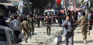 KABUL: Dos ataques suicidas causan 70 muertos en mezquitas afganas KABUL: Dos ataques suicidas causan 70 muertos en mezquitas afganas