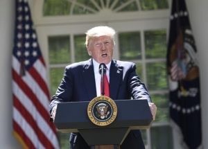 Trump pide muro, más agentes y expulsar a menores para reforma