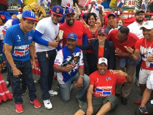 LOS ANGELES: Carroza dominicana participa en desfile Centroamericano