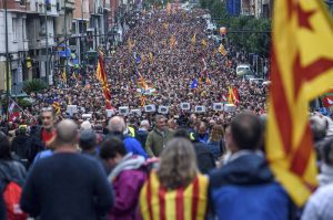 Referéndum en Cataluña: Miles de personas se manifiestan contra el 1-O