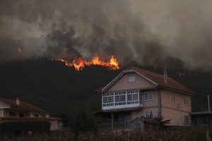 GALICIA: Varios incendios amenazan zonas pobladas
