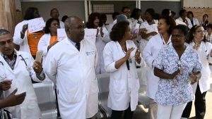 Centrales sindicales califican de inoportunas las huelgas médicas