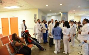 Médicos dominicanos inician 2 días de huelga por aumento salarial