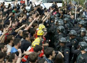 BARCELONA: Más de 300 heridos en altercados referéndum de Cataluña