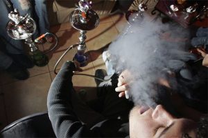 Bill de Blasio firma leyes para frenar auge de las hookahs