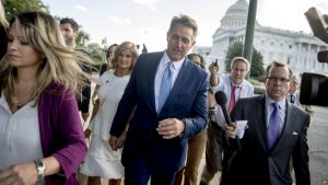 EEUU: Salida de senador Flake es «triunfo monumental» para Trump