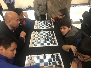Presidente de El Bronx copatrocina torneo ajedrez