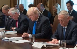 Gracias a Dios por Donald Trump: oración en reunión en la Casa Blanca