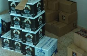 Ocupan miles cigarrillos y botellas de alcohol a cinco hombres en Peravia