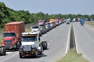 Más de 30 mil camioneros paralizan  labores por conflicto en Montrecristi