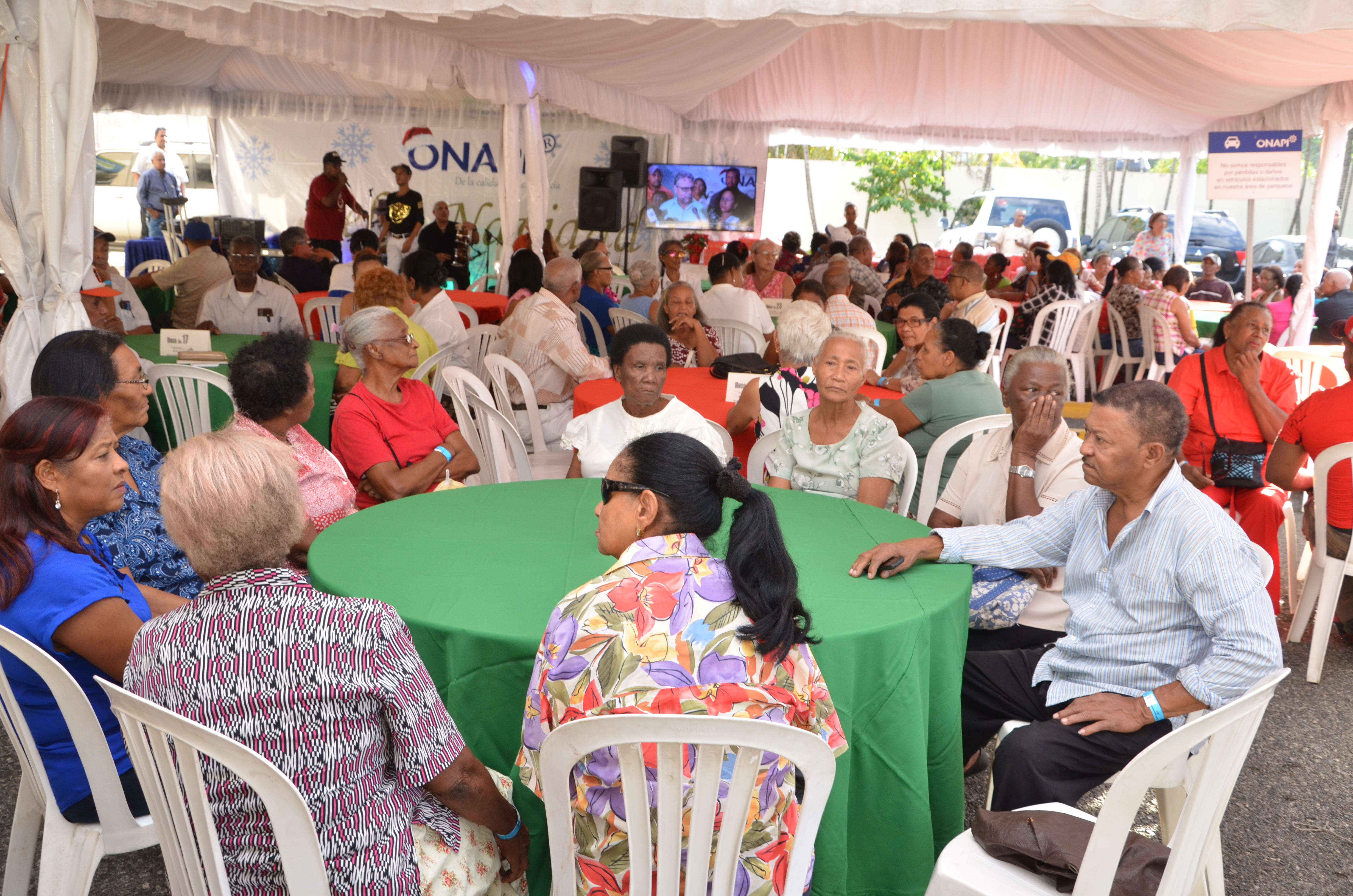 ONAPI ofrece cena a vecinos a envejecientes imagen
