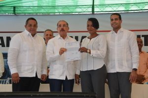 VILLA ALTAGRACIA: Danilo entrega 2, 022 títulos definitivos a familias