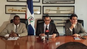 Critican suspendieran juicio sobre demanda de Hipólito contra Senador Critican suspendieran juicio sobre demanda de Hipólito contra Senador