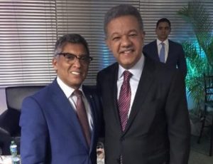 Leonel Fernández comparte con  legisladores y amigos