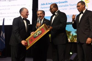 Rainieri reconocido con premio en Jamaica