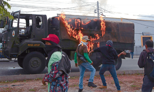 HONDURAS: Opositores bloquean calles y se enfrentan a la Policía HONDURAS: Opositores bloquean calles y se enfrentan a la Policía