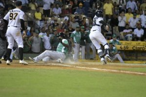 Las Aguilas derrotan a las Estrellas y empatan en cima beisbol dominicano Las Aguilas derrotan a las Estrellas y empatan en cima beisbol dominicano