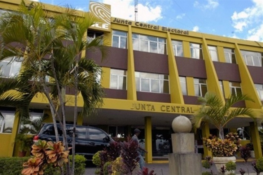 JCE deja abierto proceso de consultas sobre resolución de apellidos a niños imagen