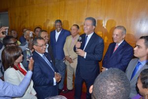 Fernández agasaja a comunicadores