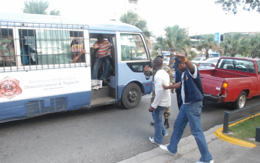 Migración detiene a 433 haitianos ilegales en Duarte y La Romana imagen