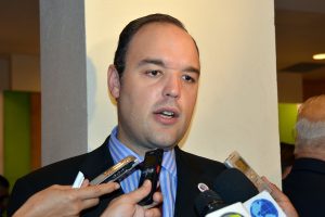 Senador de Barahona critica PLD expulsara de filas tres alcaldesas