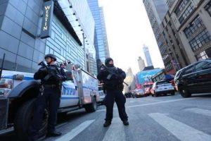 La Policía de Nueva York mantiene fuerte presencia alrededor de iglesias