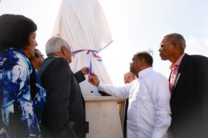 MONTECRISTI: Develan estatua de Osvaldo Virgil