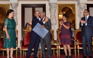 Presidente entrega Premio Nacional de Periodismo a Osvaldo Santana Presidente entrega Premio Nacional de Periodismo a Osvaldo Santana