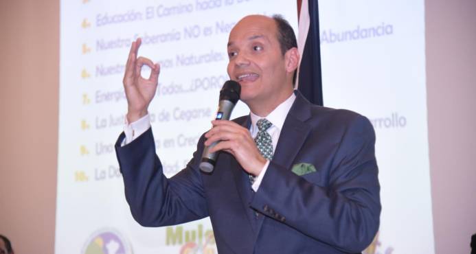 Nieto Trujillo presenta candidatura presidencial; dice RD vive dictadura imagen