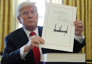 EEUU: Trump firma su prometida y ambiciosa reforma fiscal