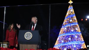 EE.UU: Trump y Primera Dama presiden iluminación del Árbol de Navidad frente a la Casa Blanca EE.UU: Trump y Primera Dama presiden iluminación del Árbol de Navidad frente a la Casa Blanca