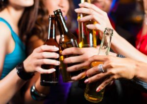 ¿Se puede beber alcohol después de recibir la vacuna contra la COVID-19?