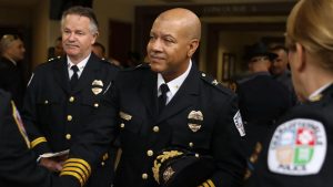 EEUU: Jefe de Policía dimite tras críticas por no frenar marcha neonazi EEUU: Jefe de Policía dimite tras críticas por no frenar marcha neonazi