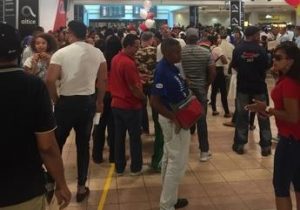 Dominicanos son recibidos con «perico ripiao» en terminal Las Americas Dominicanos son recibidos con «perico ripiao» en terminal Las Americas