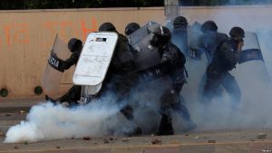 HONDURAS: Opositores y policías se enfrentan por resultado electoral HONDURAS: Opositores y policías se enfrentan por resultado electoral