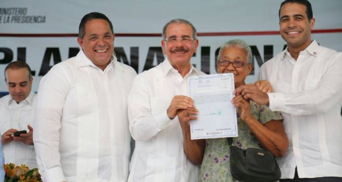 Danilo entrega 690 títulos a familias de Duarte y María Trinidad Sánchez imagen