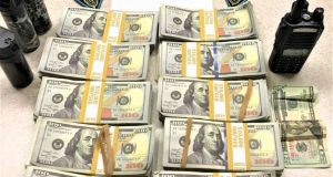 NUEVA YORK: Detienen dominicanos con dólares falsos; fingieron ser policías