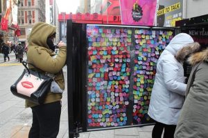 Un «muro de los deseos» en Times Square recoge miles de ruegos